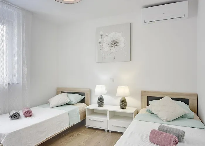 Noemi-liznjan By Guide Villa